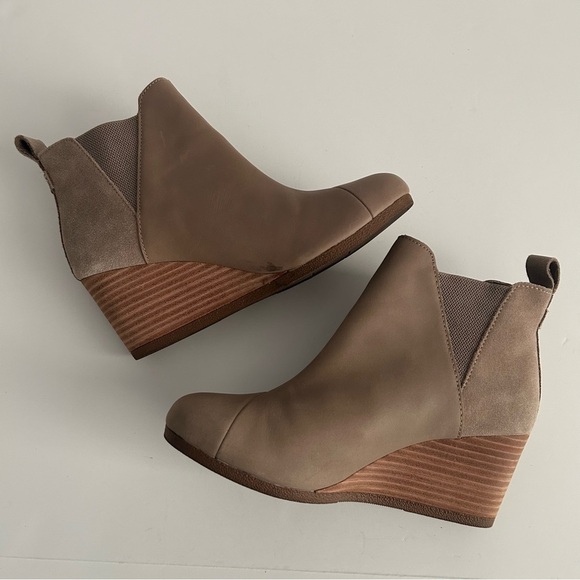 Toms Kelsey Chelsea Slip-on Leather/Elastic Wedge Boot - Picture 3 of 9